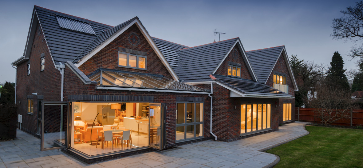 alternative to bifold doors: House with corner bifold installed, opening onto the garden.